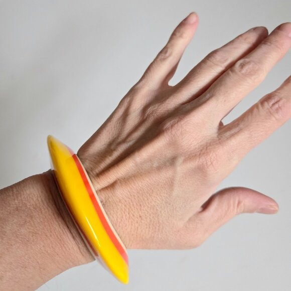 Bright colors plastic bangle bracelet. - Picture 4 of 4